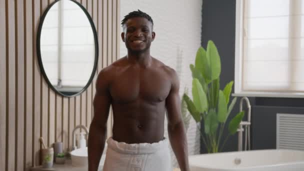 Афроамериканец Счастливый Мускулистый Хипстер Улыбающаяся Ванной Сексуальная Модель Годов Банным — стоковое видео