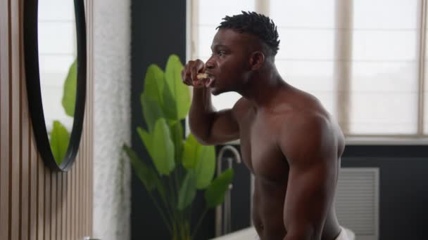 Hombre Afroamericano Baño Casa Rutina Mañana Cepillado Dientes Blancos Cepillo — Vídeos de Stock