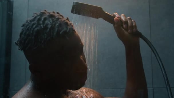 非裔美国人洗浴时赤身裸体肌肉男男模洗浴时洒热水早上卫生洗浴时在浴室湿气卫生程序中的身体护理 — 图库视频影像