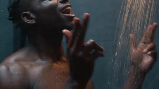 Close Afro Amerikaanse Man Gelukkig Etnische Duizendjarige Man Zingen Favoriet — Stockvideo