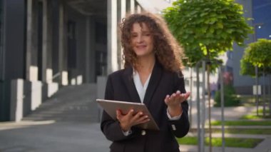Dost canlısı gülümseyen Kafkas kadın iş kadını dijital tabletle buraya gelin jest işi fırsatı güzel bayan resmi takım elbiseli şirket davetlisi