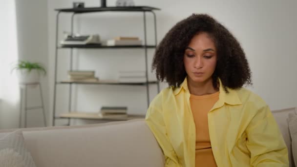 Szomorú Afro Amerikai Elmélkedő Fiatal Göndör Haj Lány Magányos Töprengő — Stock videók