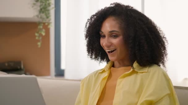 Sorprendido Sorprendido Afroamericano Chica Feliz Étnica 20S Mujer Sorprendida Buenas — Vídeos de Stock