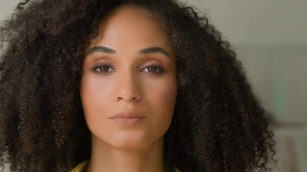 Porträtt Vacker Ung Afrikansk Amerikansk Kvinna Glad Leende Talet Etnisk — Stockvideo