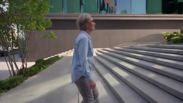 白人大人のシニア ビジネスウーマン 中年起業家リーダー Ceo 雇用主 成熟した女性 階段を歩く オフィスセンターの建物 プロのビジネス 都市の階段に行く — ストック動画