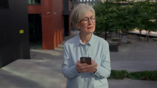 Smiling Business Woman Elderly Caucasian Mature Businesswoman Walking City Downtown — Stock Video
