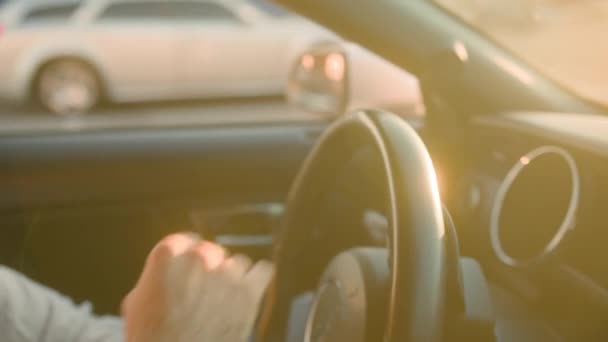 Nahaufnahme Männliche Hände Drehen Lenkrad Treibende Fahrzeug Sonnenuntergang Sonnenstrahlen Geschäftsmann — Stockvideo