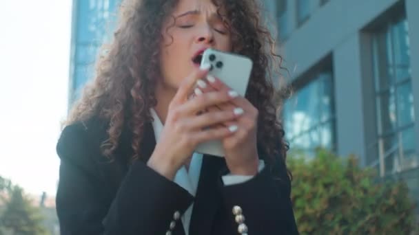 Glückliche Geschäftsfrau Mädchen Kaukasischen Gewinnerin Geschäftsfrau Schreien Küssen Telefon Feiern — Stockvideo