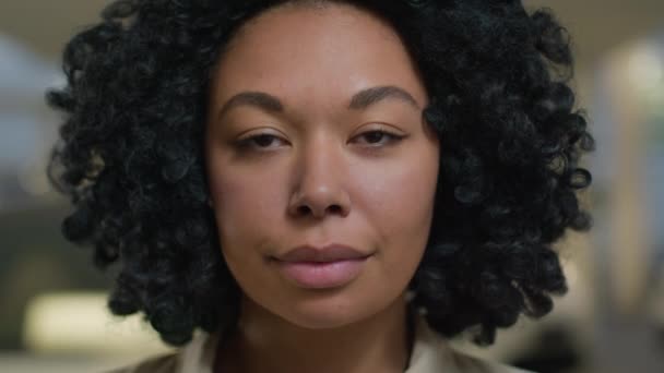 Cerca Cara Afro Americana Chica Étnica Pelo Rizado Saludable Piel — Vídeos de Stock