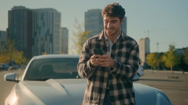 Caucasiano Bem Sucedido Homem Sorridente Cliente Usando Smartphone Livre Feliz — Vídeo de Stock