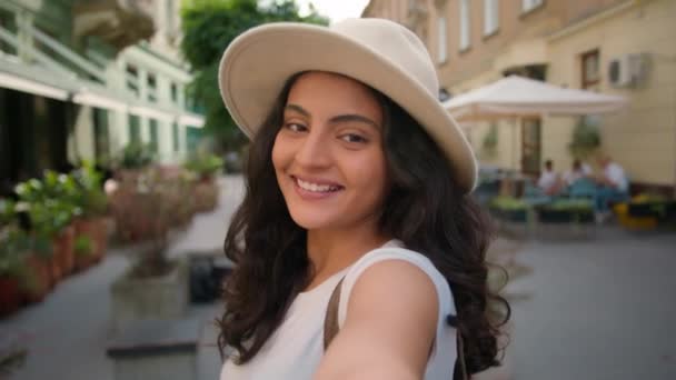 Freudig Lachend Lächelnd Porträt Indische Araberin Hispanische Mädchen Reisenden Touristen — Stockvideo