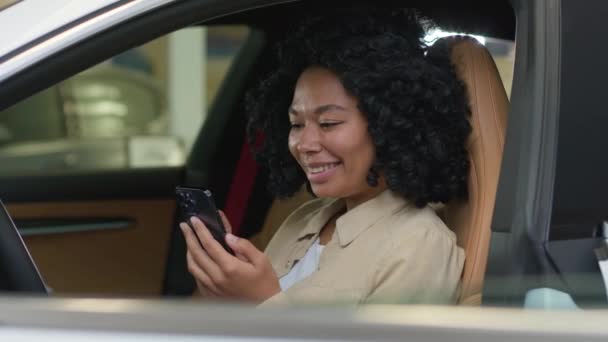 Afro Amerikaanse Vrouw Bestuurder Glimlachende Zakenvrouw Zitten Auto Parkeren Met — Stockvideo