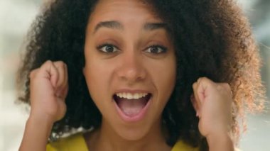 Yakın mutlu, heyecanlı Afrikalı Amerikalı kadın şaşkınlık ifadesini kutluyor zafere ulaşıyor neşe, sevinç, sevinç, iyi haber etnik başarı duyguları, tatmin edici kadın jestleri.