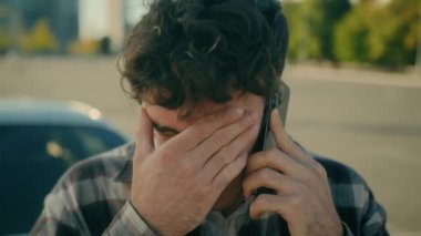 Kapalı kapılar ardında sinirli Kafkasyalı işadamı konuşuyor cep telefonu hakkında kötü haberler hayal kırıklığına uğramış duygular yıkılmış araba sigortası hayal kırıklığına uğramış kafa şoku geçiren adam endişeli