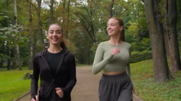 Δύο Ενεργά Υγιή Καυκάσια Αθλητικά Κορίτσια Ευτυχισμένη Χαρούμενη Αθλητική Τακτοποίηση — Αρχείο Βίντεο