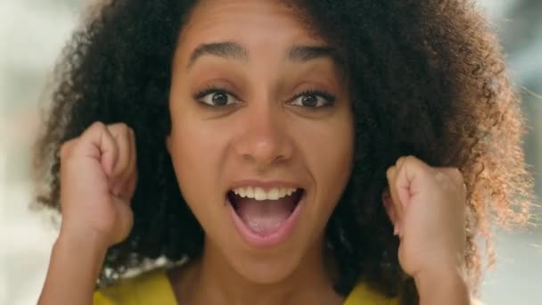 Zamknij Się Szczęśliwy Podekscytowany Afroamerykanka Świętować Zwycięstwo Zdumienie Wyrażenie Osiągnąć — Wideo stockowe