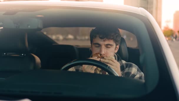 Hombre Caucásico Conductor Hombre Negocios Comiendo Hamburguesa Con Queso Interior — Vídeo de stock