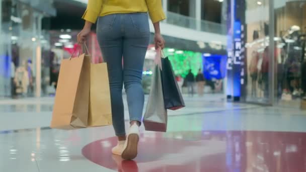 Volver Ver Mujer Caminando Centro Comercial Celebración Paquetes Bolsas Compra — Vídeos de Stock