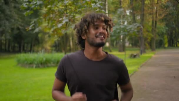Щасливий Молодий Спортсмен Аравійський Латиноамериканський Чоловік Біжить Бігун Спорт Хлопець — стокове відео
