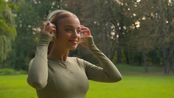Glückliche Sportlerin Joggerin Hört Musik Über Kopfhörer Stadtpark Natur Kaukasische — Stockvideo