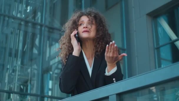 Annoyed 코카서스 사업가 옥외에서 이야기 공격적인 비즈니스 테라스에 통신을 스트레스 — 비디오