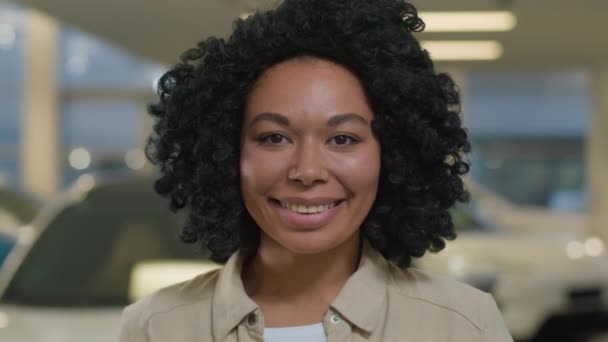 Porträt Von Afroamerikanern Glücklich Ethnische Frau Mädchen Weiblich Eigentümer Kunde — Stockvideo