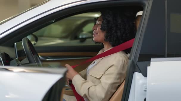 Mulher Afro Americana Que Fixa Cinto Segurança Sentado Assento Motorista — Vídeo de Stock
