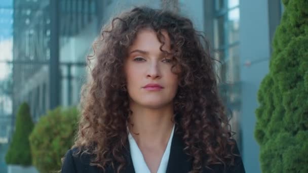市内のビジネス肖像画 深刻な不満のビジネス女性 ネガティブシェイクヘッドを見ている女性 拒否拒否 決して間違った不承認禁止サイン — ストック動画