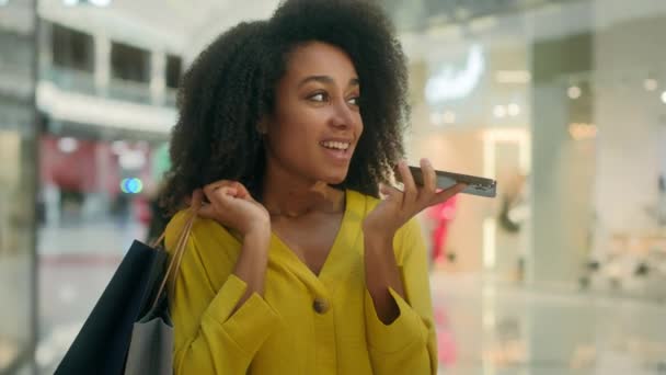Afro Amerikalı Etnik Kadın Cep Telefonuyla Konuşuyor Elinde Kağıt Çantalar — Stok video