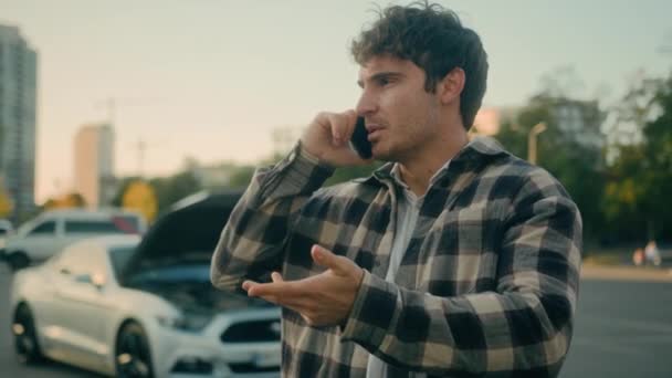 Αγχωμένος Καυκάσιος Άνδρας Μιλάει Κινητό Τηλέφωνο Σπασμένο Αυτοκίνητο Ανοιχτό Καπό — Αρχείο Βίντεο