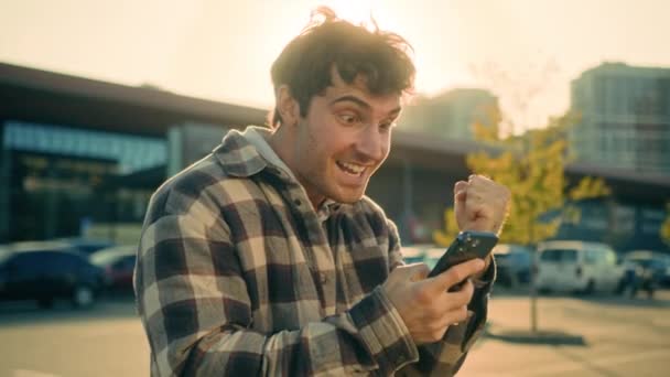 Ευτυχισμένος Ενθουσιασμένος Επιτυχημένος Καυκάσιος Άντρας Περπάτημα Χρήση Smartphone Νικητής Αρσενικό — Αρχείο Βίντεο