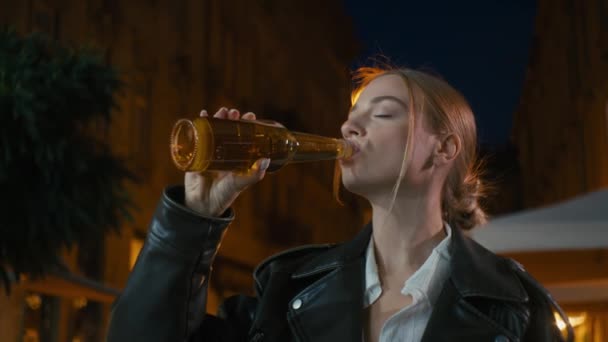 Europese Jonge Vrouw Drinken Alcohol Holding Fles Bier Genieten Tevreden — Stockvideo