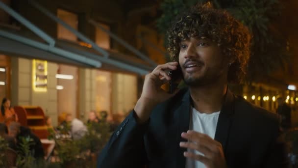 Yakışıklı Hintli Arap Latin Amerikalı Adam Sohbet Arkadaşlık Cep Telefonu — Stok video