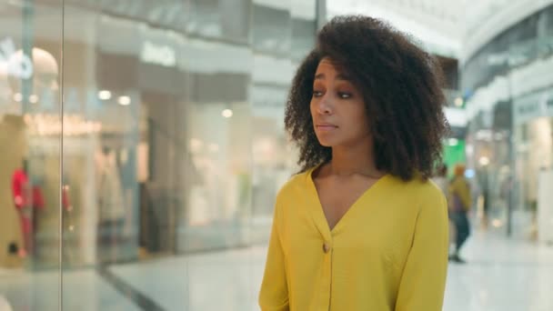 Mulher Afro Americana Shopping Center Olhando Vitrine Roupas Vitrine Caro — Vídeo de Stock