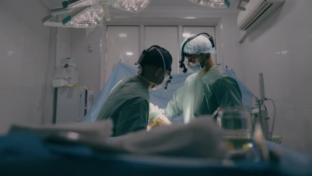 Equipo Dos Médicos Hombres Cirujanos Que Procesan Operación Quirúrgica Utilizando — Vídeos de Stock