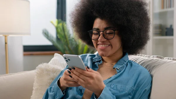 Felice Ragazza Afroamericana Possesso Cellulare Utilizzando Gadget Dispositivo Smartphone Casa — Foto Stock