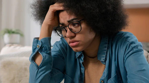 Triste Preoccupato Donna Afro Americana Sconvolto Soffrire Stress Psicologico Problema — Foto Stock