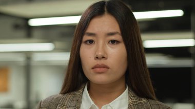 Negatif problemleri kapat. Kadın yüz portresi üzgün Asyalı iş kadını hayal kırıklığına uğramış iş kadını Koreli Japon ofis çalışanı iflas Çinli işveren.