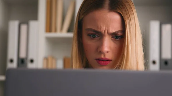 Frowning Confuso Perplesso Scioccato Donna Caucasica Cercando Shock Negativo Computer — Foto Stock