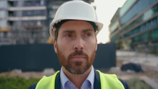 Portrét Close Muž Pracovník Opravář Bezpečnostní Přilbě Při Pohledu Kolem — Stock video