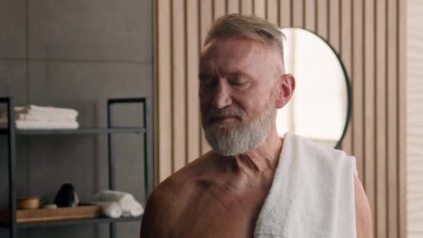 白种人老人六十岁健康的微笑快乐的老年人爷爷年长的成年男子赤身裸体披浴巾肩笑着牵手交叉在浴室卫生习惯保健 — 图库视频影像