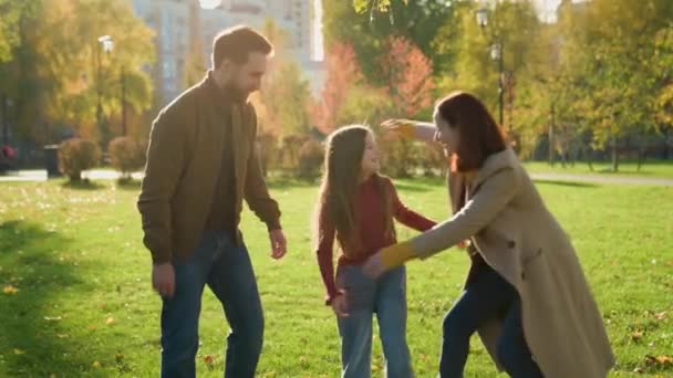 快乐的白种人家庭父母和小孩女儿收养监护权婴儿拥抱拥抱温暖的爱母亲的爱母亲的父亲拥抱拥抱秋天公园假期快乐的拥抱 — 图库视频影像