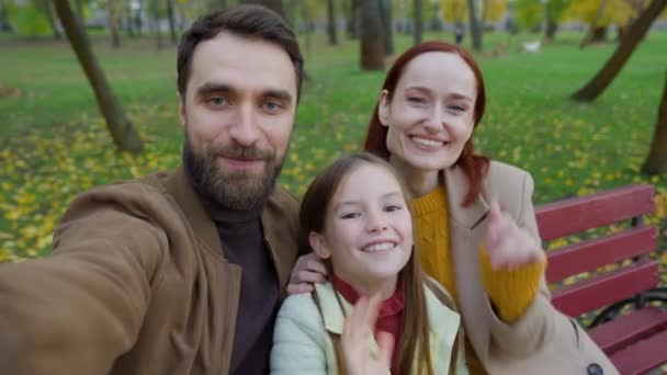 Happy Kaukasiske Familie Datter Efteråret Park Udendørs Byen Gør Videoopkald – Stock-video