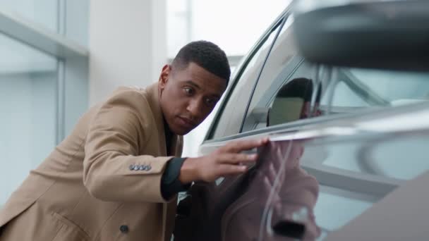 Afroamerykanin Wybrać Samochód Sprzedaż Nowy Pojazd Elektryczny Ekologiczny Salonie Koncentruje — Wideo stockowe