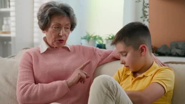Streng Ældre Kvinde Bedstemor Pensionist Skælde Fræk Fornærmet Barn Dreng – Stock-video