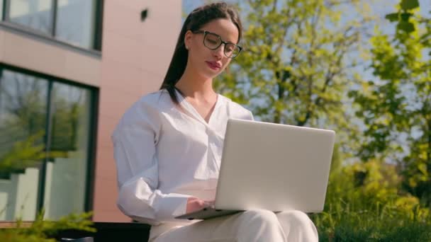Kvinde Forretningskvinde Pige Kvindelige Business Dame Studerende Freelancer Skrive Laptop – Stock-video