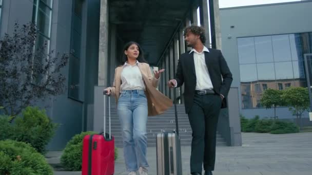 两个正式的人在城外散步 机场外到达商务旅行 与行李一起散步 合伙旅行 合伙旅行 — 图库视频影像
