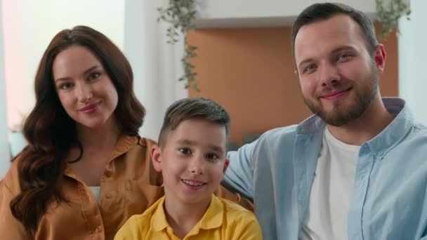 Happy Smilende Kaukasiske Far Mor Søn Ser Kamera Udgør Sammen – Stock-video
