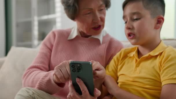 Opiekuńczy Wnuk Chłopiec Dziecko Uczy Starsze Kobiety Babcia Używać Telefonu — Wideo stockowe