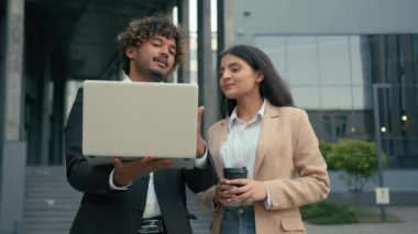 Hintli işadamı menajeri, Arap iş kadını iş ortağı kadın temsilci iş ortakları ile konuşuyor. Bilgisayarda iyi sonuç alan bilgisayar başarısı hakkında konuşuyorlar. Çak bir beşlik.